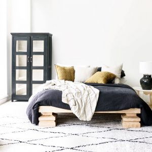 Tempat Tidur Umpak Whitewash